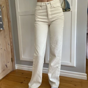 Högmidjade beiga jeans - Högmidjade jeans från Bikbok! Använda få gånger då jag växt ur dom. Waist 25 Lenght 32. Dom är bra i längd på mig som är 175.