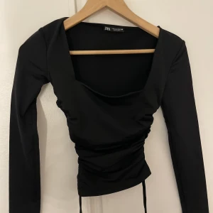 Topp - Topp från zara i storlek s. Jag skulle säga att den e mer som en xs. Fin partytopp som formar ens kropp 