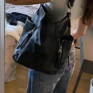 Handväska/ skolväska - Jättefint skick, knappt använd, rymlig!!