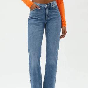 Jeans från Weekday i modellen Twig.