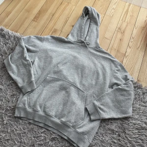 Weekday hoodie  - Weekday hoodie i strl S, superfint skick. Ocersize fit, passar S-M