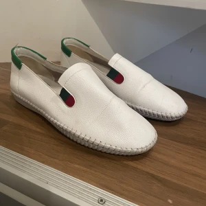 Vita loafers i äkta skinn - Något använda, men fortfarande i fint skick. Har för mig att dem är Lacoste skor
