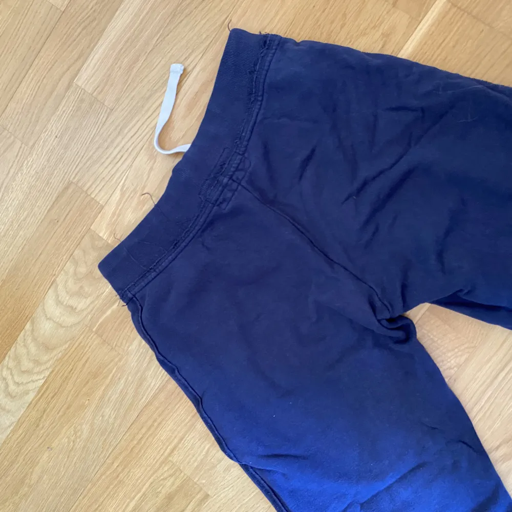 Mjukisbyxor från lexington, mörkblå med logga där fram. . Jeans & Byxor.