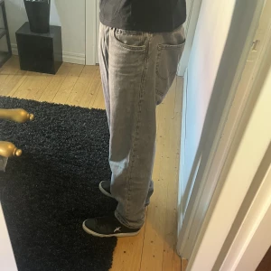 Grå jeans  - Grå jeans från jack and Jones i skick 9/10 