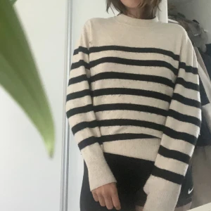 Stickad tröja  - Så gosig till sommarkvällar eller höst/vinter☺️  ❤️OBS! PRISET ÄR INKL FRAKT❤️