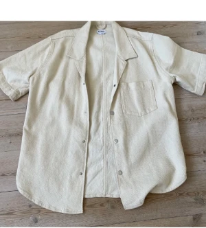 Jeansskjorta  - Jag säljer nu min jeansskjorta från Weekday då den ej används längre. Sitter Oversized och är knappt använd så inprincip nyskick! Hör av er vid frågor, pris kan diskuteras vid snabb affär😉