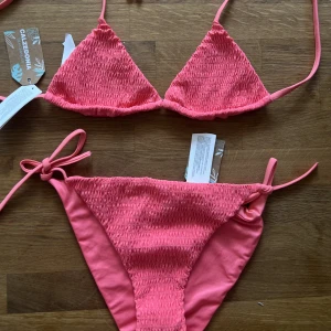  bikini calzedonia  - Helt ny bikini från Calzedonia! Överdelen är i 36 och nedresdelen 38! Justerbar vid sidorna. Passar nog någon med S bäst. 