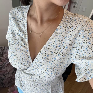 Blus  - Säljer denna jätte fina sommarblusen ifrån vila❤️ aldrig använd endast testad💕 man kan knyta själv! Nypris 250kr