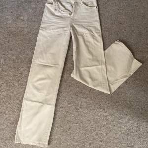 Fina vita jeans från Lindex som har använts ca 2 år. Inget slitage men säljer då det inte riktigt är min stil längre💓raka och vida i benen och i storlek 34💞lite blåfärgade på ena fickan från mobilskal men inget som syns jättetydligt💞skriv för fler frågor💞