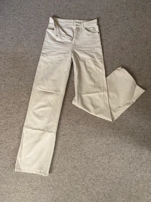 Vita jeans - Fina vita jeans från Lindex som har använts ca 2 år. Inget slitage men säljer då det inte riktigt är min stil längre💓raka och vida i benen och i storlek 34💞lite blåfärgade på ena fickan från mobilskal men inget som syns jättetydligt💞skriv för fler frågor💞