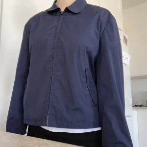 Blå harrington jacka  - På lappen står storleken 44R, skulle säga att den passar en XS-M beroende på hur en vill att den ska sitta  Tredje bilden är på innerfickan! 