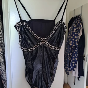 Bodysuit alternative UK10 - Säljer min bodysuit som är uppsydd av Judaschristclothing och sålts som en one of a kind piece. Gjordes alltså bara en! Den är sparsamt använt huvudsakligen eftersom att axelbanden är för långa för mig. Säkert något man kan sy. Storlek 36/S. 