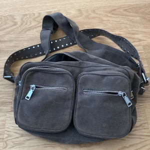 Noella celia bag grå  - Säljer min noella väska, aldrig använd. Ny pris 799kr  Köparen står för frakten 