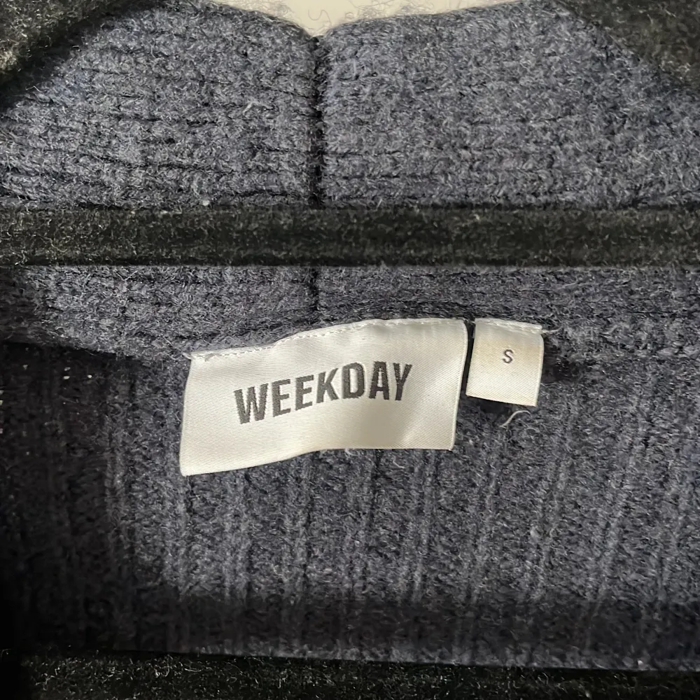 En marinblå tröja köpt ifrån WeekDay i storlek S. Den är i mycket bra skick, tröjan har kommit till användning ett fåtal gånger. Det är tjock material och bra kvalitet. . Tröjor & Koftor.