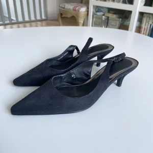 Pumps  - Säljer dom här fina små klackskorna som tyvärr är för små, storlek 37 1/2. Dom är använda men väldigt fina! Köparen står för frakten 