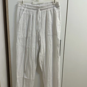 Linnebyxor  - Så snygga linnebyxor köpt förra året men tyvärr blivit för små, kan tyvärr inte fixa bättre bilder med de på heller då de är för små. Använda en gång när bilden togs, som ny! Köpt för 500kr!