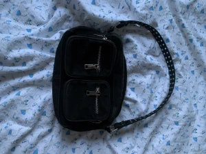 Noella väska - Celina bag black köpt på Miinto. Stora modellen som får plats med MYCKET. Inga defekter annat än lite solblekt. Långt band följer med 