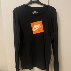 Nike longsleeve t-shirt - En långärmad t-shirt från Nike som jag aldrig haft på mig. Har endast testat den. Storlek S