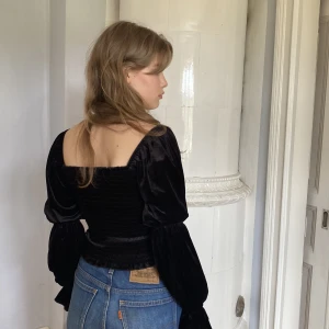 Sammetsblus - Sötaste sammetsblusen från monki🥀väldigt 90-tal. Passar en S. I jättebra skick!
