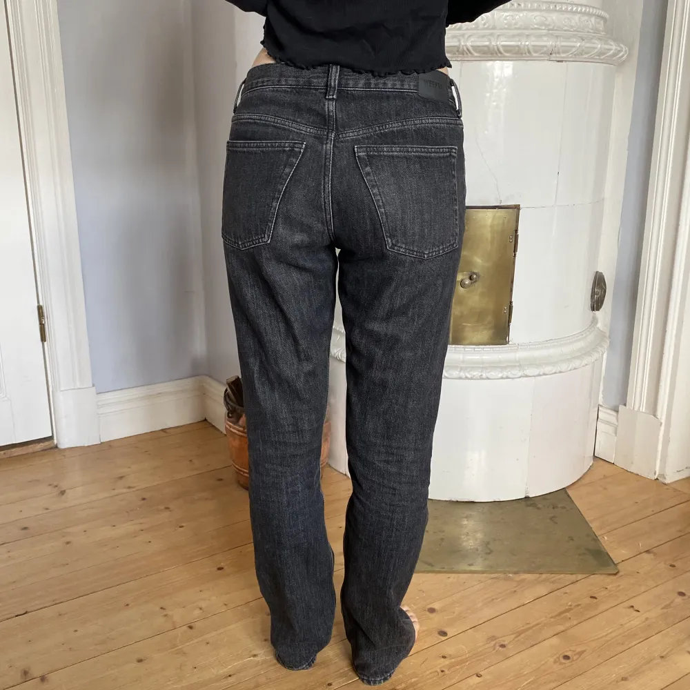 Snygga mörkgrå mellan/lågmidjade jeans från Weekday. Strl 27/30 i modellen Wire. Jättebra skick!. Jeans & Byxor.