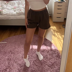 Shorts från brandy melville - Köpt för 200kr i Stockholm för några år sedan. Använda ca 2ggr. Säljes då de är ganska stora och de kommer inte till användning. Storlek XS