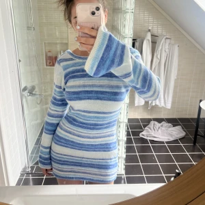 Stickad klänning - Stickad klänning från Nelly. Använd en gång så är i nyskick🩵