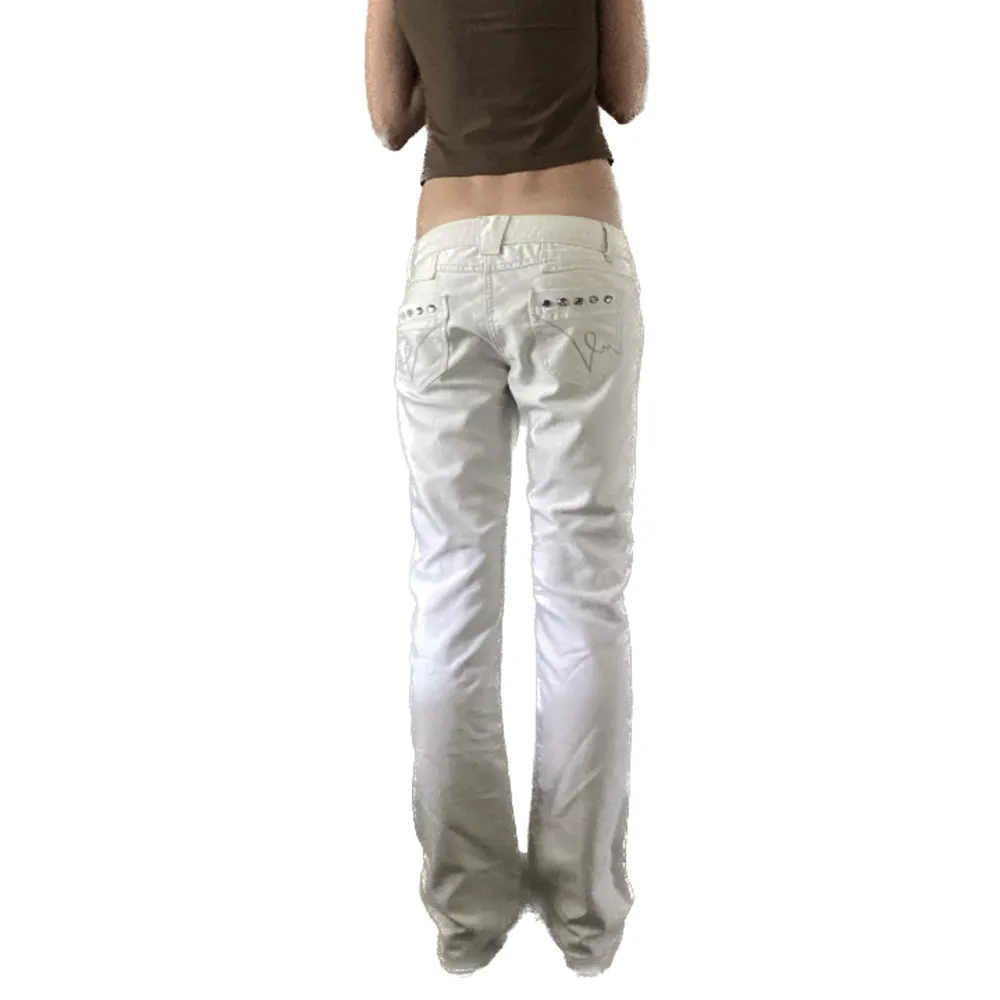 Lågmidjade vita jeans med rhinestones både fram och bak! Supersnygga men har ingen användning av de längre💕 midjemått: 39 innerbenslängd: 81 cm. Jeans & Byxor.