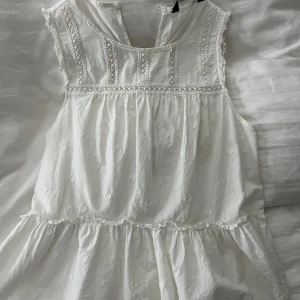 Zara topp - Säljer en jättesöt och fin topp från Zara som tyvärr inte kommer till användning längre. Den är använd runt 3 gånger och är i väldigt fint skick, ungefär som nytt💕
