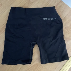 Träningsshorts - Träningsshorts i storlek medium, insydda i midjan (se sista bilden)🦋 hör av er vid minsta intresse eller fundering 🥰