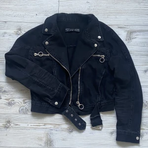Dilvin jeansjacka - Superfin svart jeansjacka från märket Dilvin (säljs inte längre) 🖤Gratis frakt fram till 10 september!!