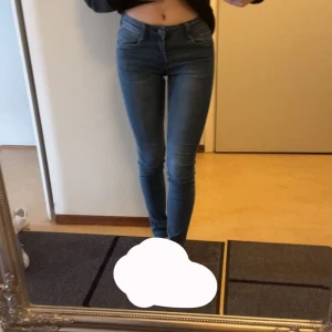 Jeans - Blåa jeans i skönt material.  Jag är 158 och dom passar mig väldigt bra som har XS