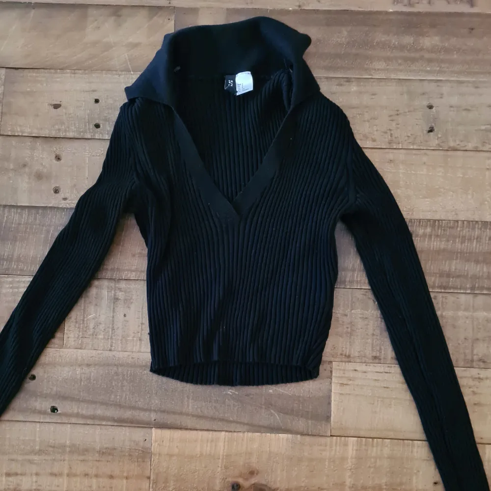 Kort svart stickad tröja från H&M i storlek S. Fint skick. Nypris 179.. Stickat.