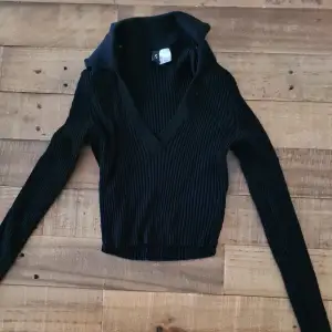 Kort svart stickad tröja från H&M i storlek S. Fint skick. Nypris 179.