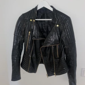 Primeboots skinnjacka  - Använde en säson men i väldigt bra skick! Den ser väldigt glansig ut vilket den inte är!!