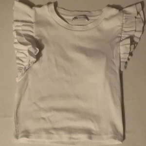 Volangtröja - Söt volang tröja ifrån Zara. Använd bara några gånger, inte riktigt min stil😊❤️ skriv för frågor/bilder