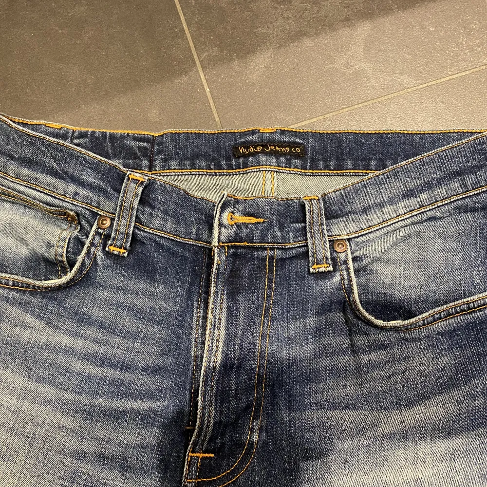 Säljer mina nudie jeans i storlek 33/32. Storleken är 33 i midjan och 32 i längd. Jeansen är i bra skick och mitt pris är 369kr. . Jeans & Byxor.