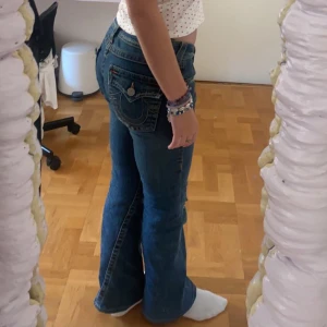 true religion jeans - så fina true religion jeans i perfekt skick. Älskar de, men får tyvärr ingen användning för de längre💓dem är lågmidjade och bootcut💘 midjemått: 76cm innerbenslängd: 74cm