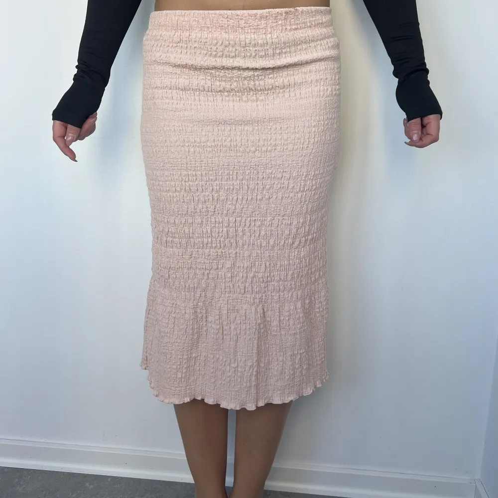 Supersöt rosa kjol från Gina Tricot, vadlängd, min längd 175cm. . Kjolar.