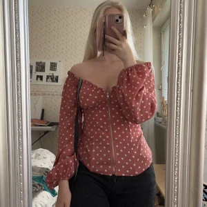 Korsett-topp - En supersöt rosa prickig korsett-topp i chiffong med dragkedja fram från pretty little thing i strl 36/S!💓Helt ny med lapp kvar, endast prövad!🫶🏻Köpt för 325 kr, helt slutsåld!🥰