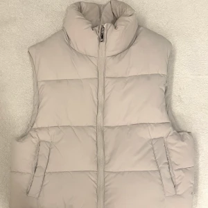 Kort pufferväst - Gräddvit pufferväst från Lager 157, använt bara fåtal gånger. Väldigt bra skick.