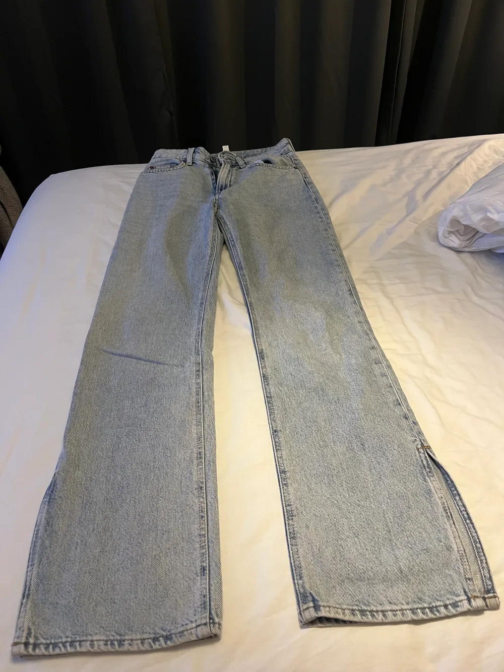 Ljusblå jeans från Hm med slits nertill!  ❗️paketpris vid fler köp av mig❗️. Jeans & Byxor.