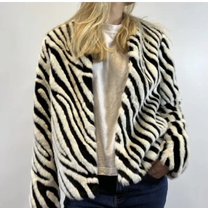 Jacka med zebramönster - Jättesnygg jacka i zebramönster! Perfekt nu till hösten. Är i storlek 38. Säljer för 500kr. Bilderna är lånade!❤️