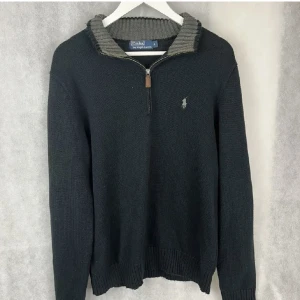 Ralph Lauren Halfzip  - En oanvänd halfzip från Ralph Lauren i bästa skick. Säljer pågrund av liten storlek. Storleken på tröjan är S. 
