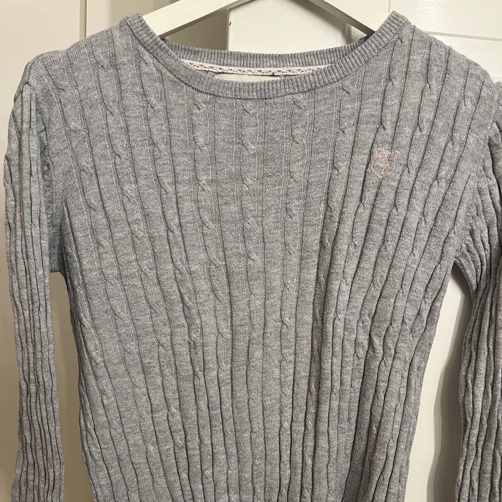 Jättefin ljusgrå ribbad stickad tröja! Perfekt nu till hösten🍂 Säljer då den inte kommer till användning 💋Sitter som en xs/s. Stickat.