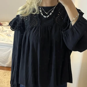 Blus - Sjukt fin svart blus med detaljer där uppe o volanger 🥰st L men passar mig perfekt som är en S
