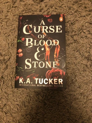 A curse of blood and stone  - En mysig fantacy och romans bok, på engelska
