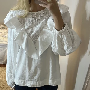 Blis - Sjuukt fin blus med volanger och detaljer på ärmarna 🥰