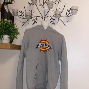 Dickies hoodie  - Grå hoodie, med märket Dickies, snöret som ska dras genom luvan är utdraget, storlek xs💗