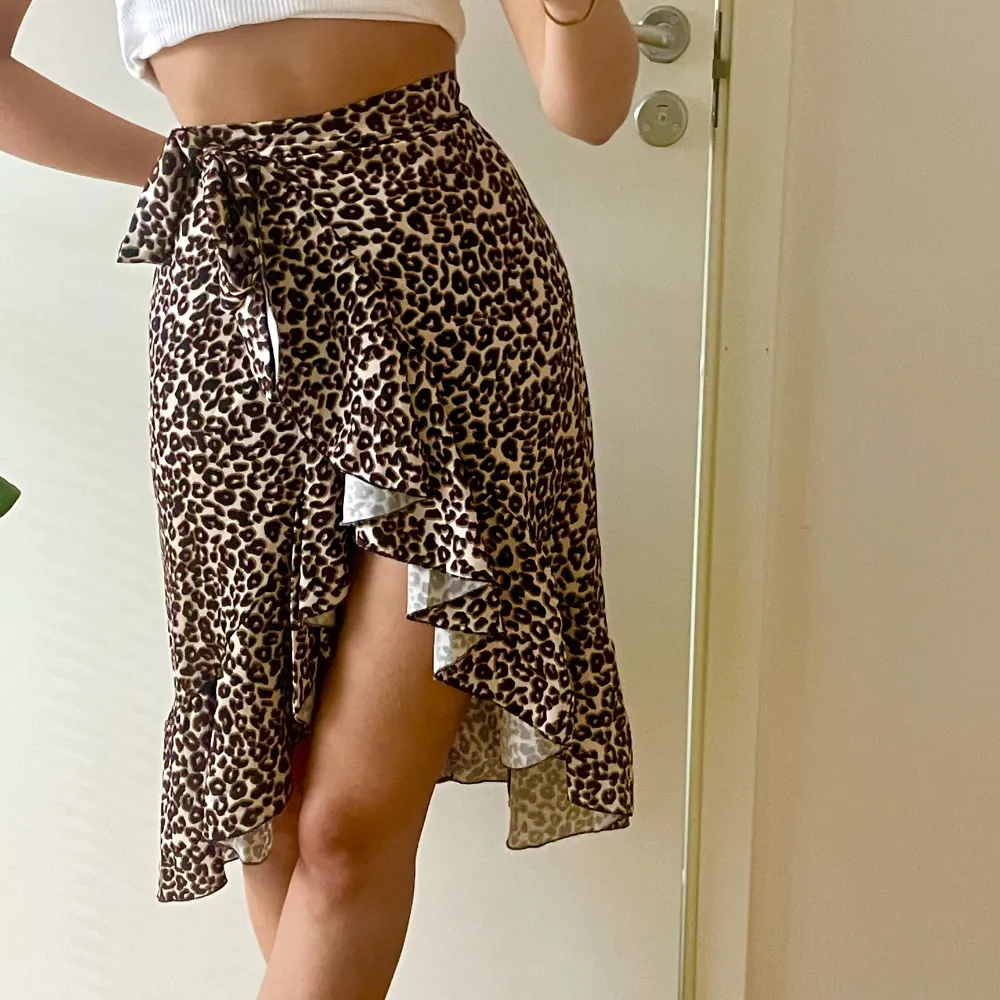 Säljer min leopardmönstrade omlott kjol med volang. Super härligt plagg till varma dagar🤎köpt för 400kr säljer för 100+ frakt  . Kjolar.