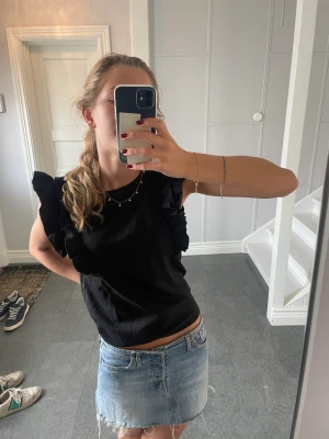 Svart volang tröja - Säljer denna svarta tröja som inte kommer till användning den är i nyskick💓